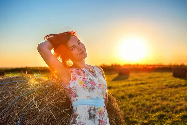 Girl Sunset Field Stands Leaning Haystack Girl Rests Nature — Stock Photo, Image