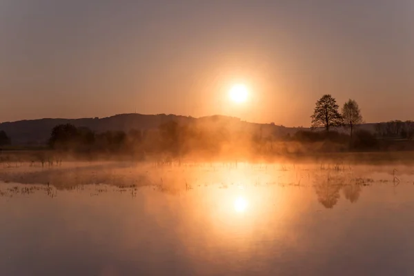 Misty Sunrise Refletindo Sobre Mauensee Lake Primavera — Fotografia de Stock