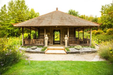 Lüks Yeşil Bahçedeki Asya Biçimli Meditasyon ve Gevşeme Merkezi