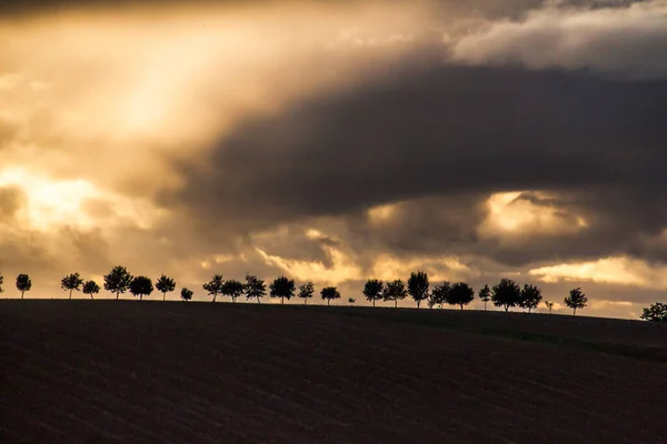 Drámai Naplemente Viharos Felhős Rolling Hills Táj Felett Dél Franciaországban — Stock Fotó