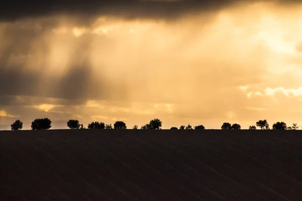 Dramatyczny Zachód Słońca Burzliwy Zachmurzone Niebo Nad Rolling Hills Krajobraz — Zdjęcie stockowe