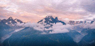 Iconic Mont-Blanc Dağları ve Buzulları Üzerinde Bulutlu Gün Batımı