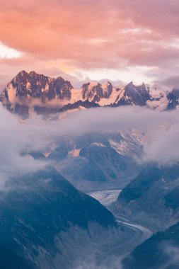 Iconic Mont-Blanc Dağları ve Buzulları Üzerinde Bulutlu Gün Batımı