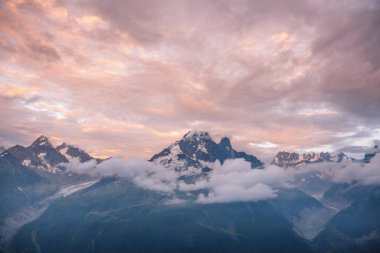 Iconic Mont-Blanc Dağları ve Buzulları Üzerinde Bulutlu Gün Batımı