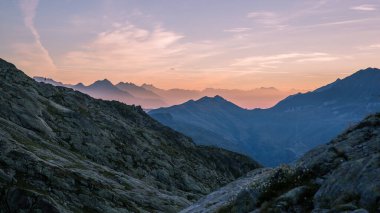 Şafakta Kızıl Gökyüzü ile Alp Dağları 'nın ardılı