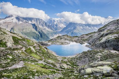 Alp Gölü ve Karlı Mont-Blanc Dağları Güneşli bir yaz gününde