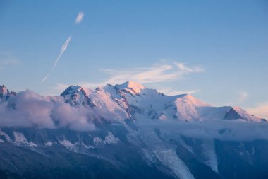Iconic Mont-Blanc Karlı Dağ ve Günbatımında Buzul