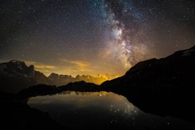 Kayan Yıldız İkonik Karlı Mont-Blanc Tepeleri üzerinden Samanyolunu geçiyor Dağ Gölü 'ne yansıyor