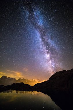 Yükseklik Gölü 'ne yansıyan Iconic Karlı Mont-Blanc Tepeleri üzerinde Samanyolu ve Yıldızlı Gökyüzü