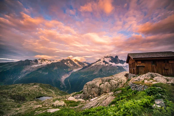 Coucher Soleil Nuageux Sur Chaîne Emblématique Mont Blanc Cabane Montagne — Photo