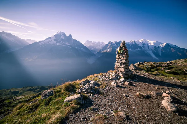 Altitude Cairn Bandeira Tibetana Frente Mont Blanc Icônico Peaks Nevados — Fotografia de Stock