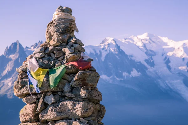 Altitude Cairn Bandeira Tibetana Frente Mont Blanc Icônico Peaks Nevados — Fotografia de Stock