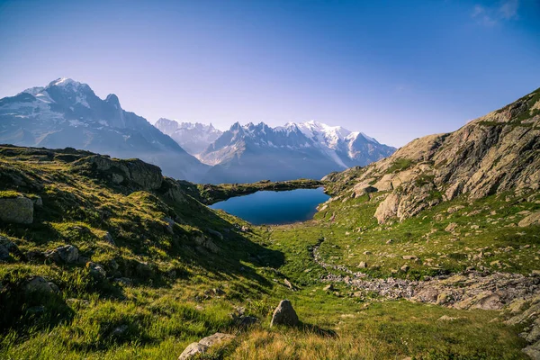 Lac Montagne Pics Enneigés Emblématiques Mont Blanc Par Une Journée — Photo