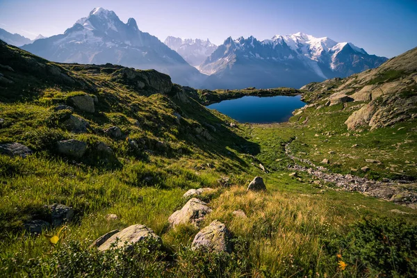 Lac Montagne Pics Enneigés Emblématiques Mont Blanc Par Une Journée — Photo