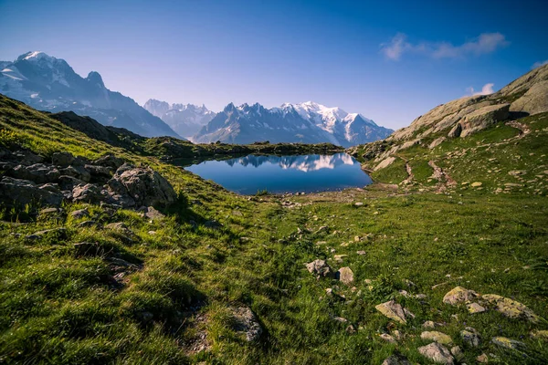 Lac Montagne Reflétant Les Sommets Enneigés Emblématiques Mont Blanc Par — Photo