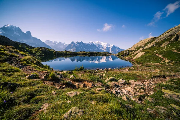Lac Montagne Reflétant Les Sommets Enneigés Emblématiques Mont Blanc Par — Photo