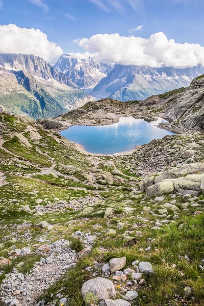 Lacul Alpin Munții Snowy Mont Blanc Află Într Însorită Vară — Fotografie, imagine de stoc