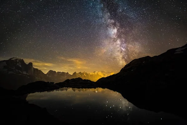 Shooting Star Atravessando Láctea Sobre Icônico Nevado Mont Blanc Peaks — Fotografia de Stock