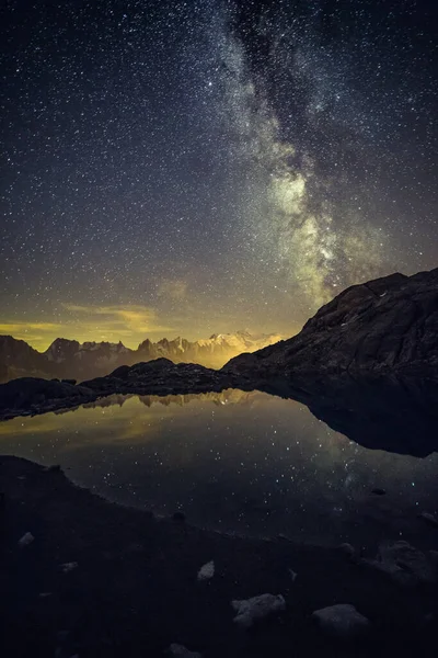 Láctea Céu Estrelado Sobre Icônico Nevado Mont Blanc Peaks Refletindo — Fotografia de Stock