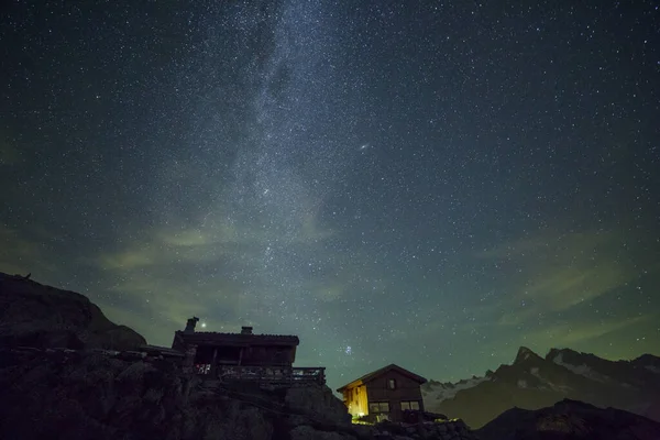 Láctea Céu Estrelado Verão Sobre Abrigos Montanha — Fotografia de Stock