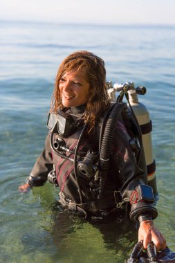 Dişi Dalış Eğitmeni Suda Duran Kuru bir takım elbise, Bir İkiz Tank ve Tutucu Finler