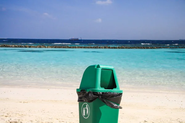Зелений Пластичний Сік Чистенькому Піщаному Тропічному Пляжі Після Переробки Відходів — стокове фото
