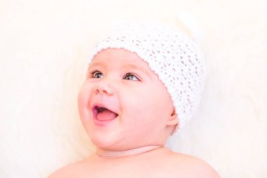 Şirin Bebek Gülüyor ve Yumuşak örgü Ayı Kulağı Şapkası Giyiyor