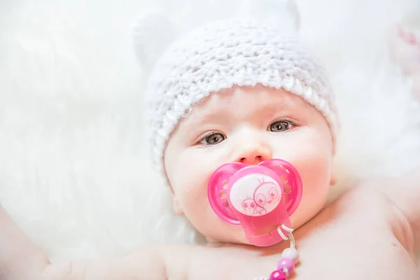 Cute Baby Girl Pacifier Noszenie Miękkie Uszy Niedźwiedź Kapelusz — Zdjęcie stockowe