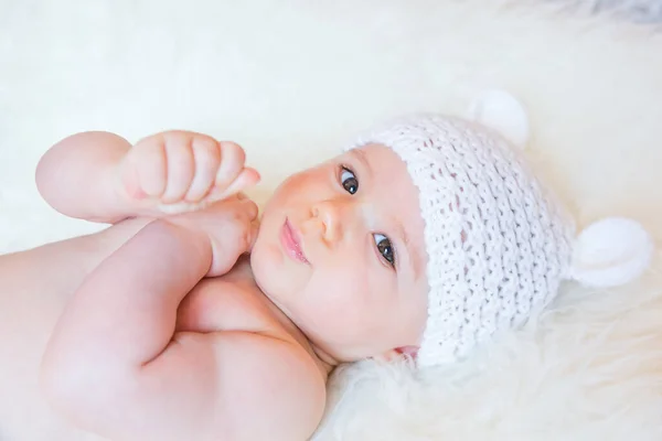 Carino Bambino Ragazza Sorridente Indossando Morbido Orso Maglia Orecchie Cappello — Foto Stock