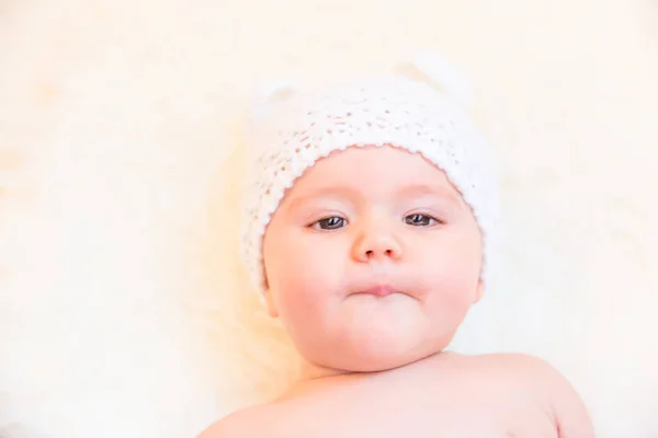 Ragazza Che Viso Carino Indossa Morbido Cappello Orso Maglia — Foto Stock