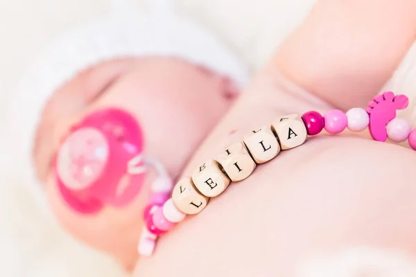 Baby Flicka Som Heter Leila Sover Och Bär Trä Pacifier — Stockfoto