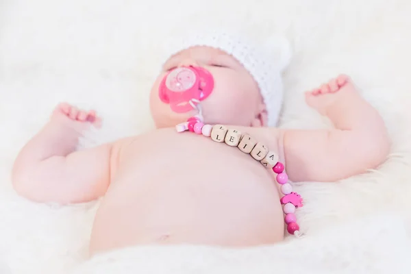 Bambina Nome Leila Dorme Indossa Una Catena Ciuccio Legno — Foto Stock