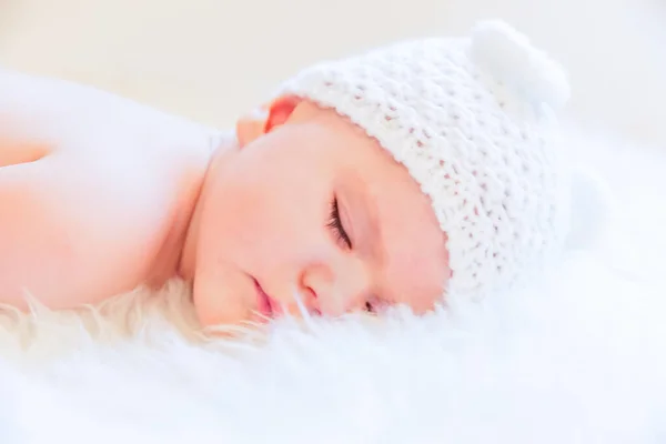 Carino Neonata Dormire Pacificamente Indossare Orso Orecchie Cappello — Foto Stock