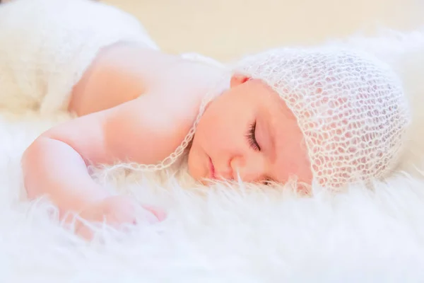 Carino Neonata Dormire Pacificamente Indossare Cappello Lana Lavorato Maglia — Foto Stock