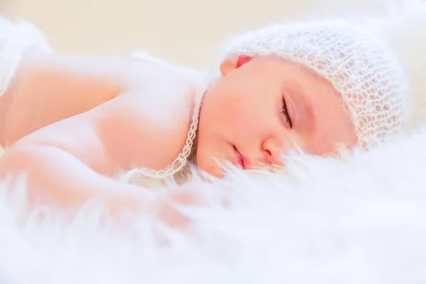 Linda Niña Durmiendo Tranquilamente Usando Sombrero Lana Punto —  Fotos de Stock