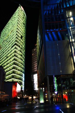 Berlin şehrindeki gökdelenler gece aydınlandı.