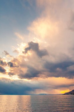 Leman Gölü 'nün üzerinde açık ve bulutlu bir gökyüzü oluşuyor.