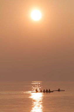 Gün batımında Işıldayan Göl 'de antrenörle kürek takımı antrenmanı