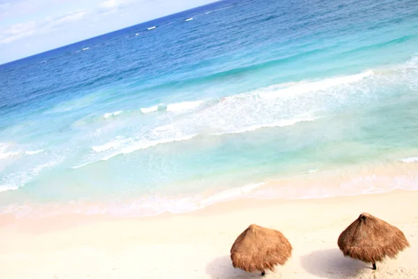 Halmparasoll Empty Caribbean Sea Sandy Beach Mexiko — Stockfoto