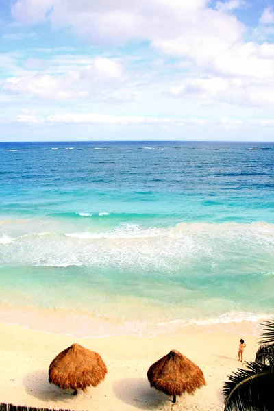 Femme Bikini Sur Plage Sable Vide Regardant Mer Des Caraïbes — Photo