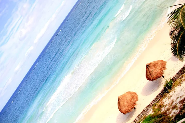 Parasole Słomy Pustym Morzu Karaibskim Piaszczysta Plaża Meksyku — Zdjęcie stockowe