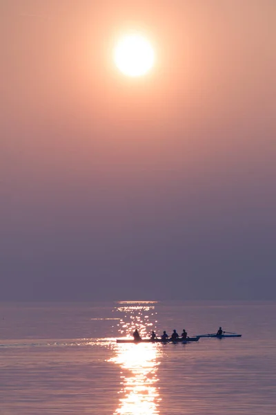 Allenamento Del Team Canottaggio Con Trainer Sul Lago Scintillante Tramonto — Foto Stock