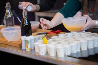 Taze Yapılmış Çorbayı Yiyecek Tatma İçin Plastik Bardaklara Dolduran Kadın