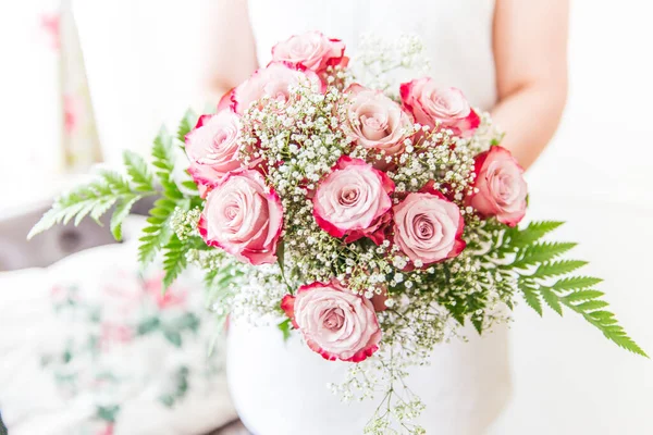 Braut Mit Frischen Rosa Rosen Gypsophila Und Farnstrauß — Stockfoto