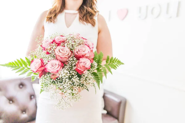 Bride Holding Fresh Pink Roses Gypocolila Fern Bouquet — 스톡 사진