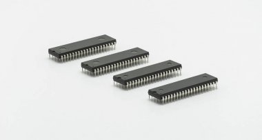 Beyaz arka plan üzerinde izole bilgisayar çipi Dip 40 pin. Üst üste dört adet. 