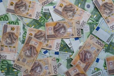 Polonya, Warszawa Nisan 2018. Dağınık 100 euro ve 200 Pln banknot - arka plan. Polonya ve Avrupa para birimi