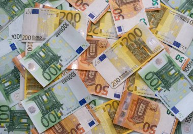 Almanya, Koblenz Nisan 2018. Dağınık 200 euro, 100 euro, 50 euro banknot, Avrupa para birimi - arka plan.