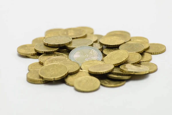 Hromada Mincí Evropskou Měnu Euro Izolované Bílém Pozadí Ořezovou Cestou — Stock fotografie