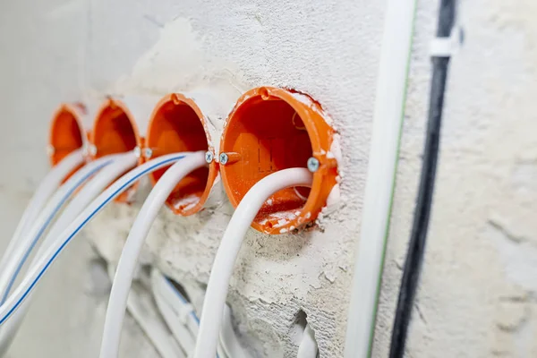 Caja Conexiones Anaranjada Redonda Montada Pared Blanca Con Cables Eléctricos — Foto de Stock